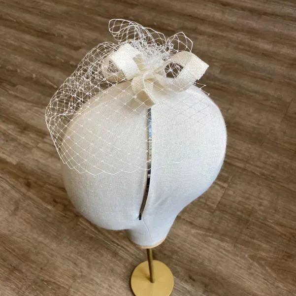 Opaska zdobiona woalką.