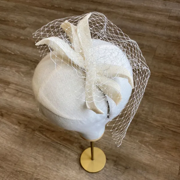 Opaska zdobiona woalką.