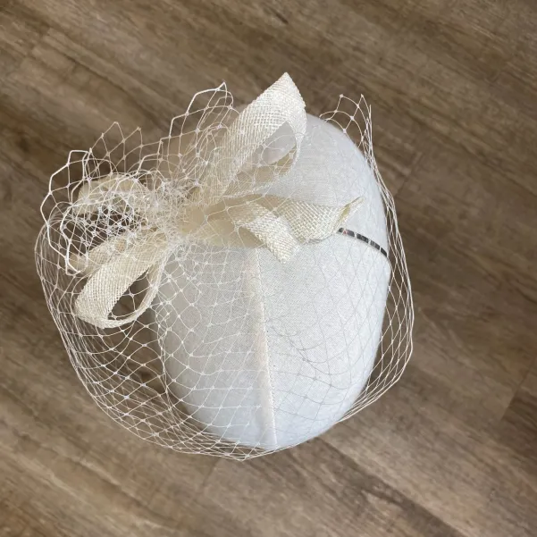 Opaska zdobiona woalką.