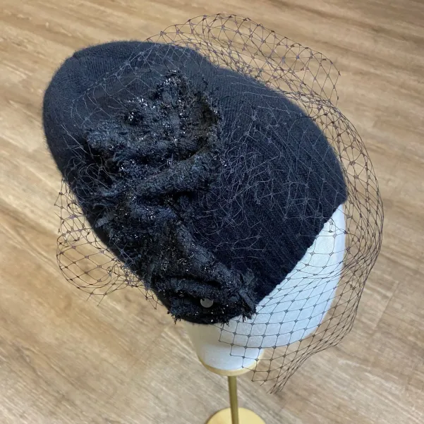 Czapka premium z woalką i tweedowa ozdobą.