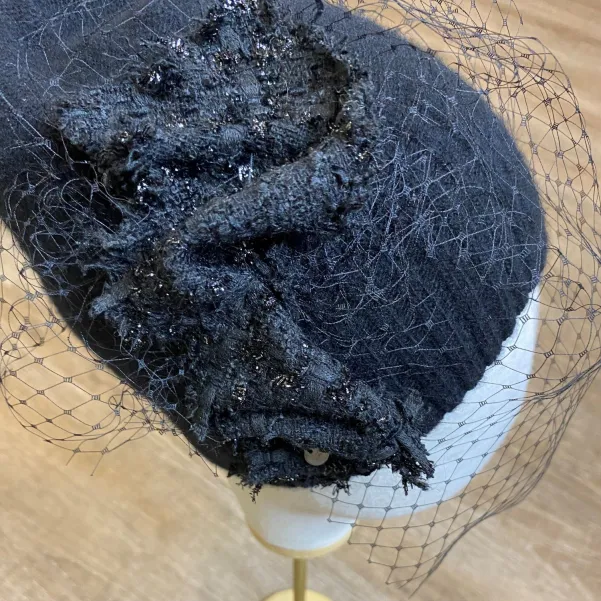 Czapka premium z woalką i tweedowa ozdobą.