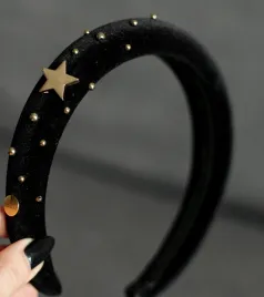 Wieczorowa czarna opaska do włosów z aksamitu.