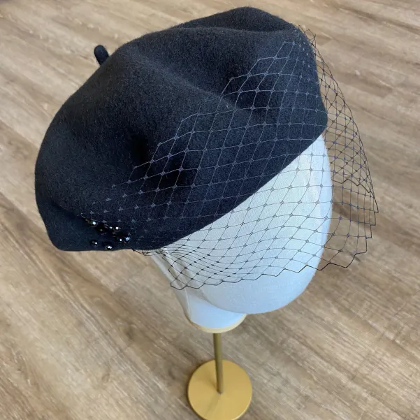 Czarny wełniany beret z woalką i kryształkami