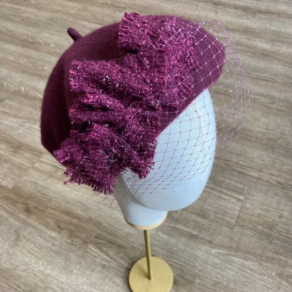 Beret wełniany w kolorze ciemnego bordo z tweedem i woalką.