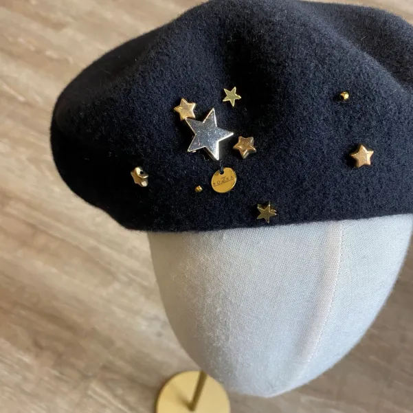 Gwiezdny beret damski z biżuteryjnym zdobieniem.
