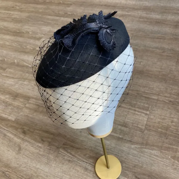 Toczek pogrzebowy z koronką i woalką na oczy.