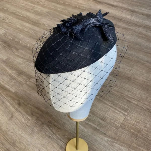 Toczek pogrzebowy z koronką i woalką na oczy.