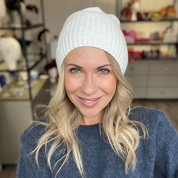 Beżowa czapka z wełną i kaszmirem polskiej marki.