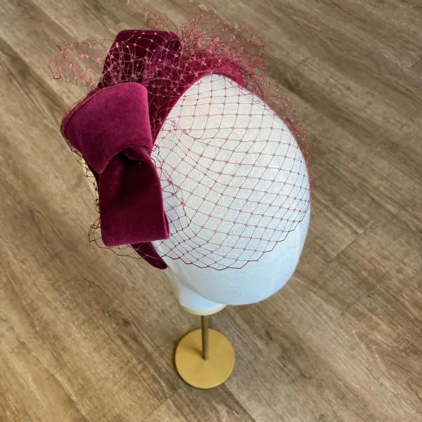 Opaska aksamitna, bordowa z woalką i z kokardą.