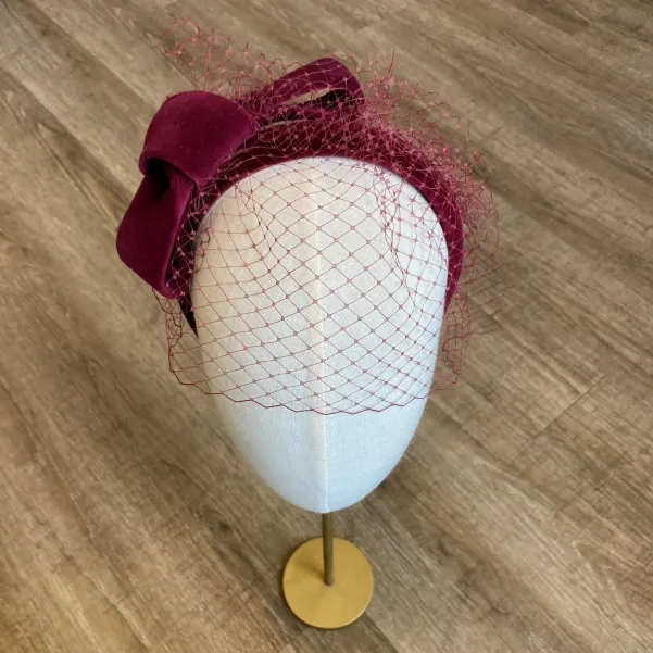 Opaska aksamitna, bordowa z woalką i z kokardą.