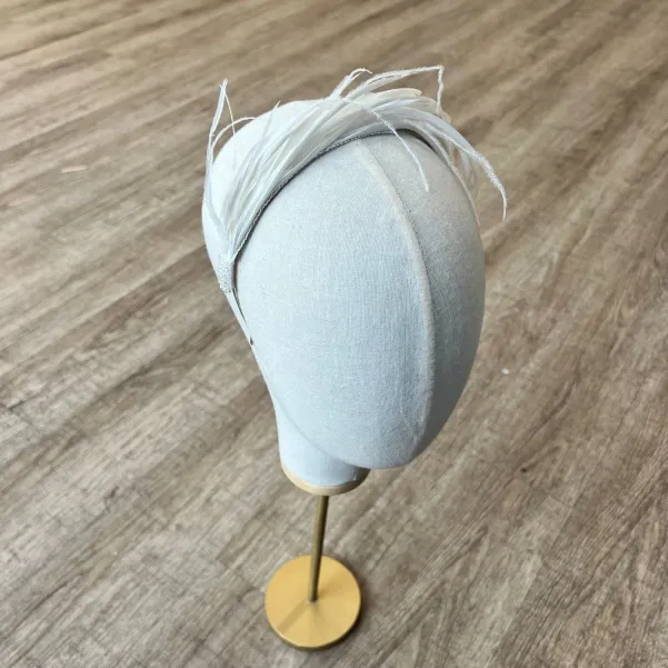 Opaska ślubna z piórkami typu Czarny Łabędź.