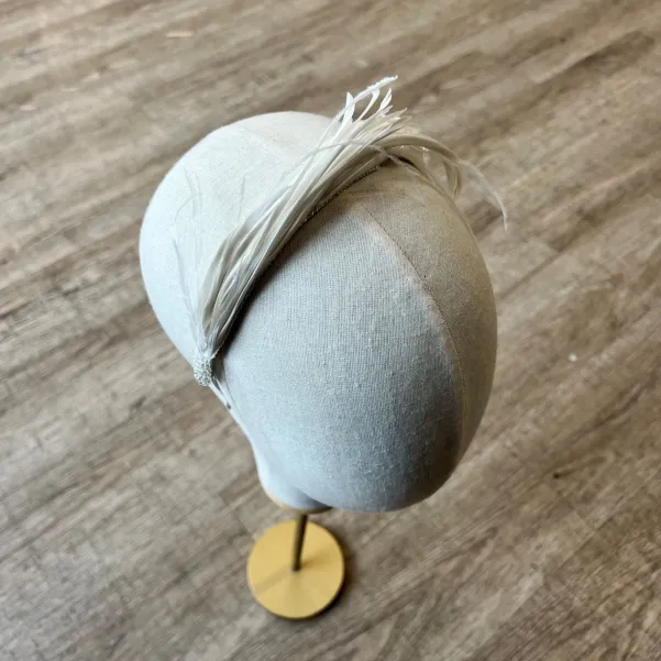 Opaska ślubna z piórkami typu Czarny Łabędź.