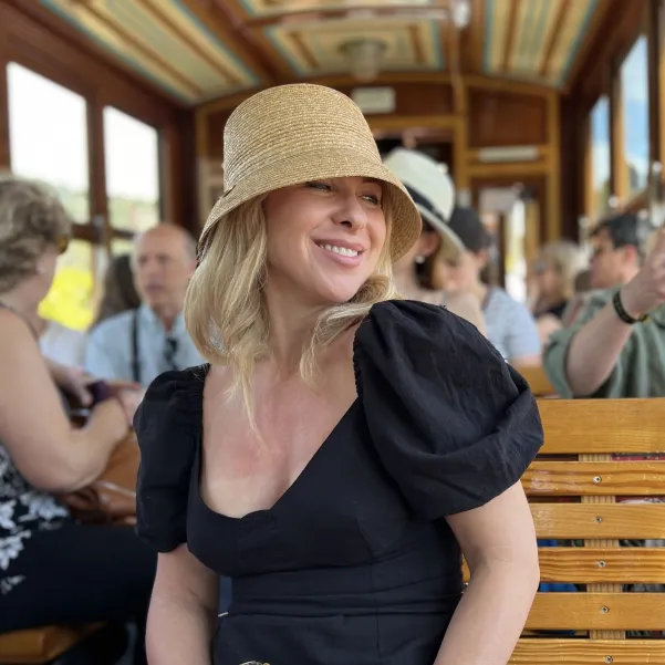 Słomkowy kapelusz typu bucket hat na lato.