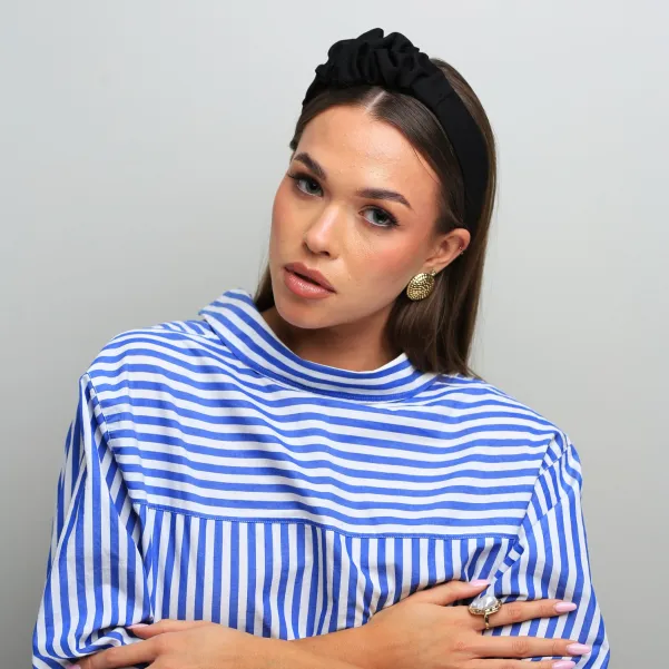 Opaska do włosów z minimalistyczną ozdobą czarna.