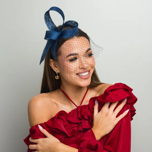 Granatowy przestrzenny fascynator