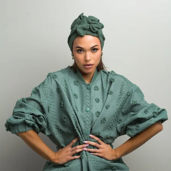 Ozdobny turban bawełniany szałwiowy.