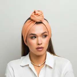 Lniana opaska twistband w kolorze brzoskwiniowym.