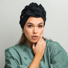 Czarna czapka-turban muślinowa.