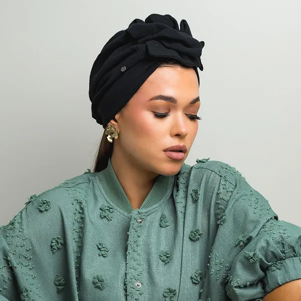 Czarna czapka-turban muślinowa.