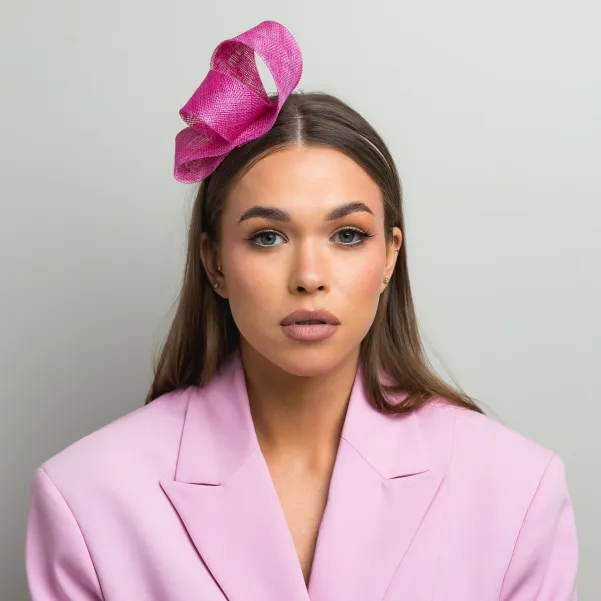 Różowy duży fascynator na głowę.