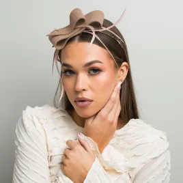 Beżowa ozdoba do włosów z piórkami.