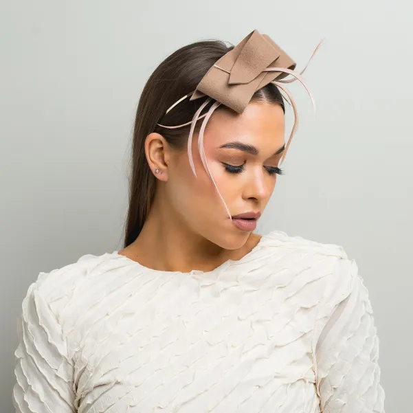 Beżowa ozdoba do włosów z piórkami.