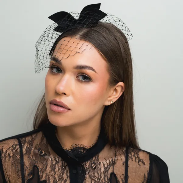 Czarna opaska z mini gustowną ozdobą i woalką