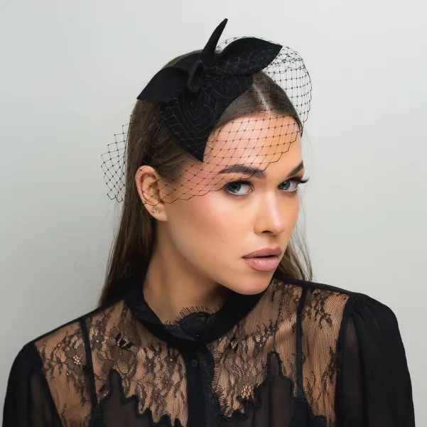 Czarna opaska z mini gustowną ozdobą i woalką