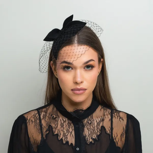 Czarna opaska z mini gustowną ozdobą i woalką