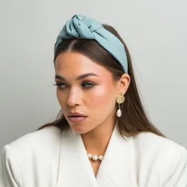 Stylowa opaska na głowę w oryginalnym szaro-miętowym kolorze.