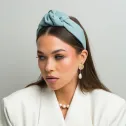 Stylowa opaska na głowę w oryginalnym szaro-miętowym kolorze.