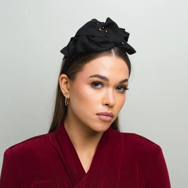 Czarna luksusowa zdobiona opaska z błyskiem.