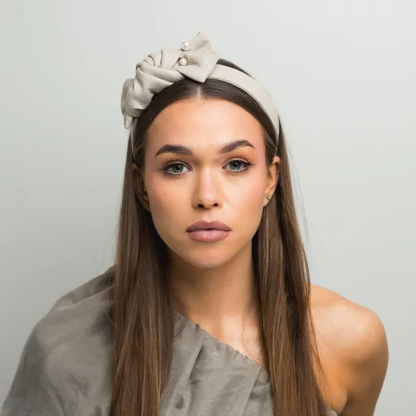 Beżowa opaska z kokardą i perłami z lnu.