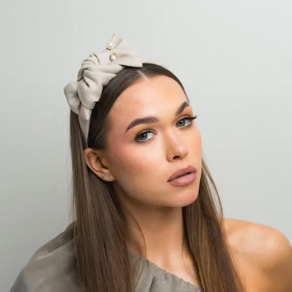 Beżowa opaska z kokardą i perłami z lnu.