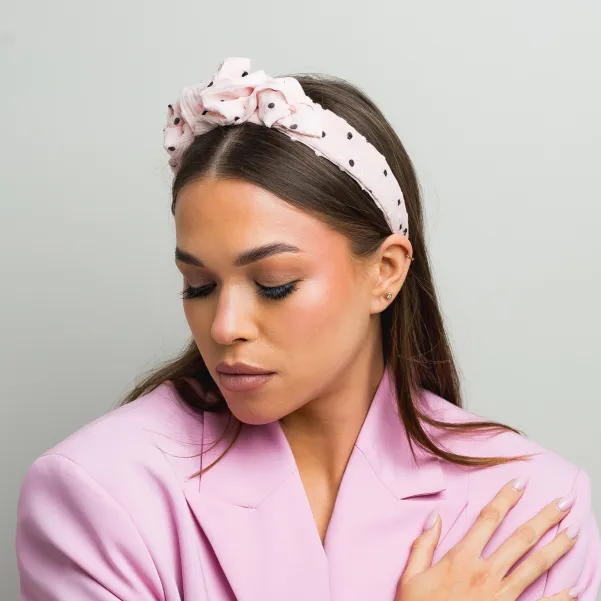 Elegancka opaska pastelowa różowa w kropeczki.