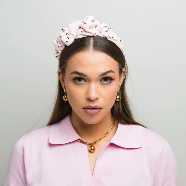 Elegancka opaska pastelowa różowa w kropeczki.