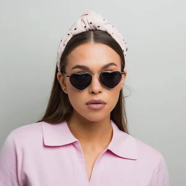 Opaska z wiązaniem baby pink w kropeczki.