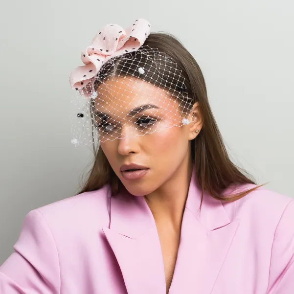 Czarna ficowa ozdoba do włosów z piórkami i woalką w kropki.