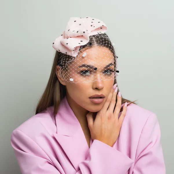 Czarna ficowa ozdoba do włosów z piórkami i woalką w kropki.