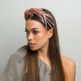 Ozdobna opaska do włosów z piórek beżowa/różowa.