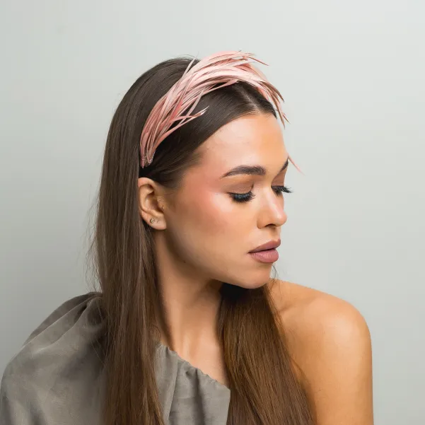 Ozdobna opaska do włosów z piórek beżowa/różowa.