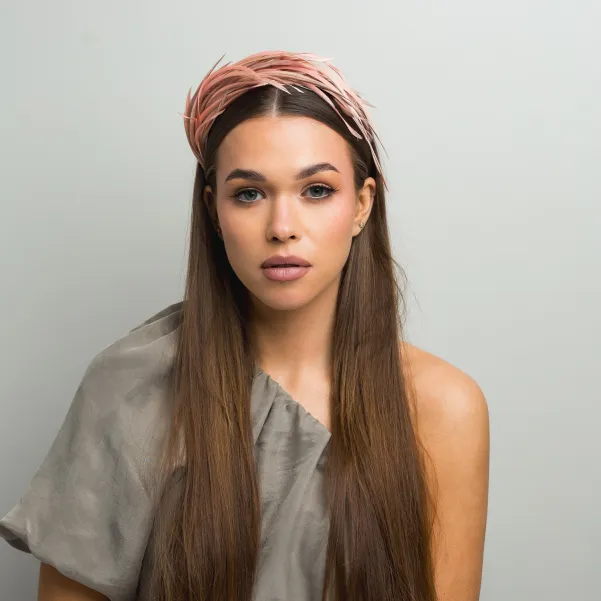 Ozdobna opaska do włosów z piórek beżowa/różowa.