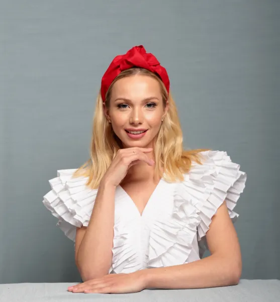 Opaska z wiązaniem czerwona polska marka.