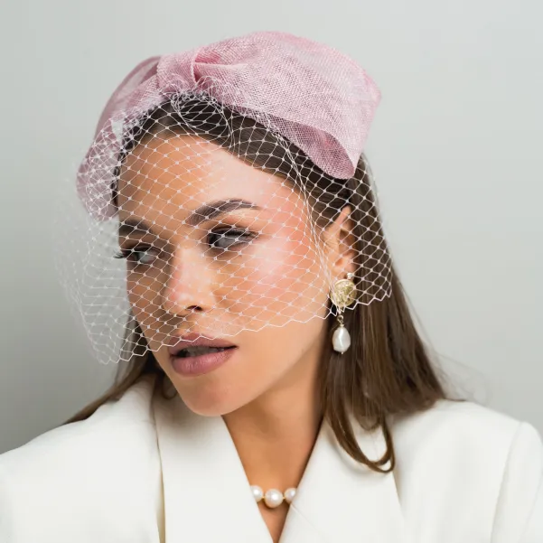 Różowa elegancka opaska z dużą kokardą i woalką