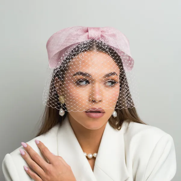 Różowa elegancka opaska z dużą kokardą i woalką