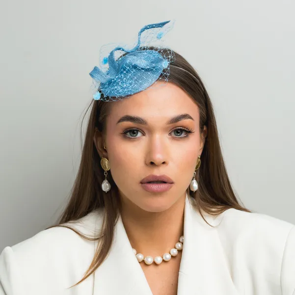 Nowoczesny stroik do włosów z woalką.