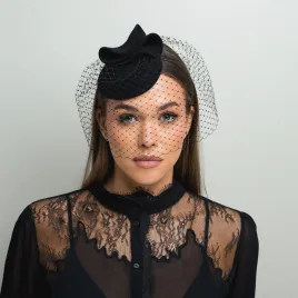 Czarne mini nakrycie głowy z woalką zakrywającą twarz.