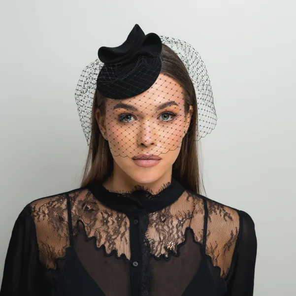 Czarne mini nakrycie głowy z woalką zakrywającą twarz.