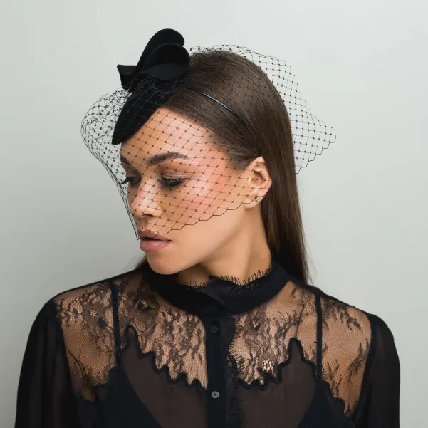 Czarne mini nakrycie głowy z woalką zakrywającą twarz.