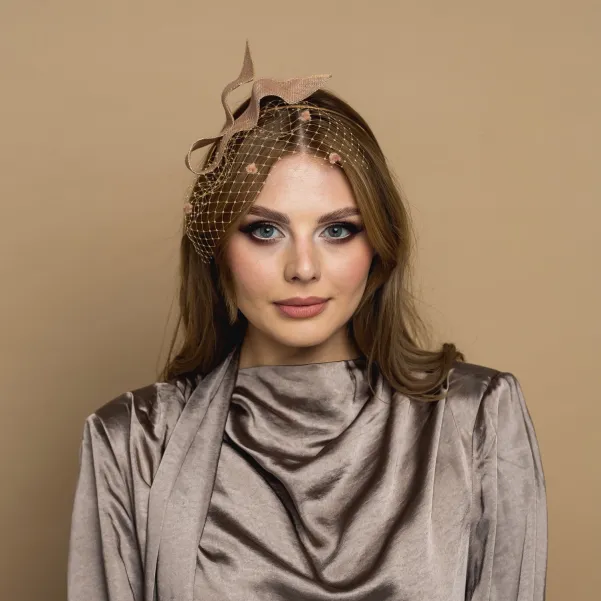 Subtelna ozdoba do włosów nude z woalką.